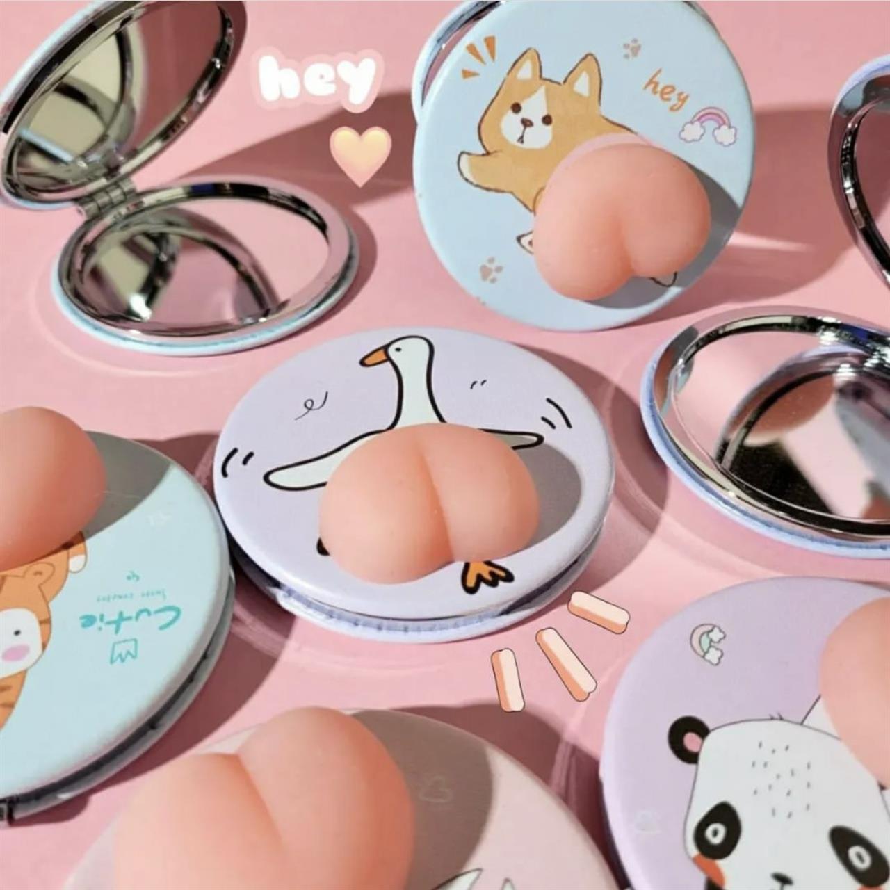 v69b74d7fc56a1762958021e03b25e1d259852f9fe6ff8946g.jpeg آینه جیبی طرح هلو نرمالو (قمبلی) - تصویر 1