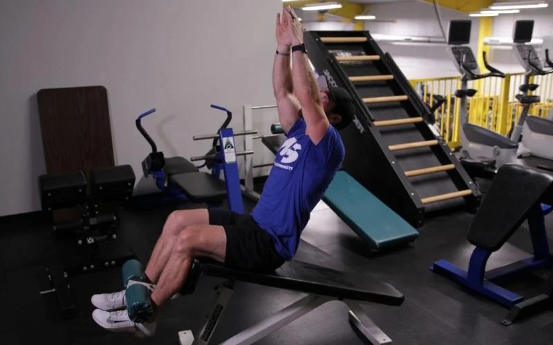 دراز و نشست دست بالای سر شیب دار