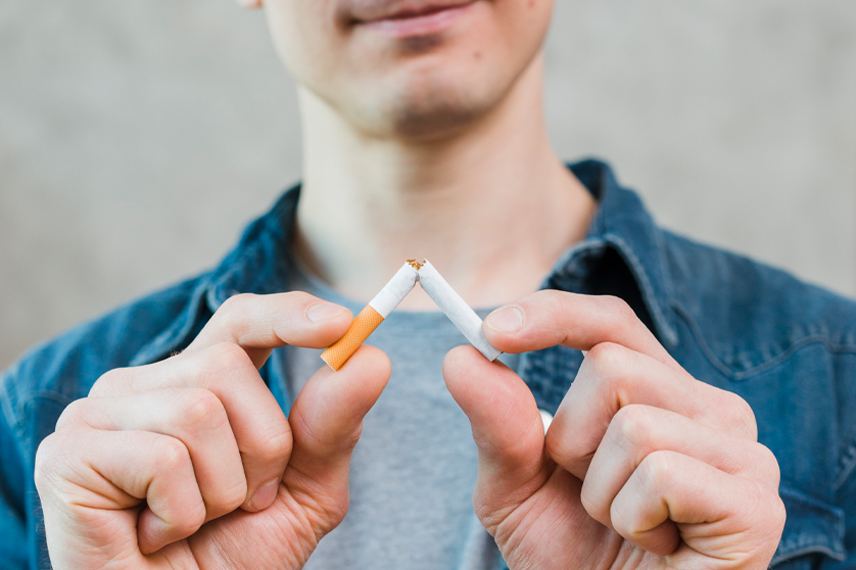 ترک سیگار قبل از عمل اسلیو معده کشیدن سیگار قبل از عمل اسلیو معده، جریان خون به محل جراحی را محدود میکند و موجب نکروز بافتی و نشتی از معده میشود.