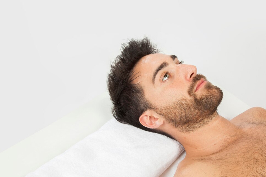 استفاده از بالشت مناسب، از ملزومات خوابیدن بعد از کاشت مو است.