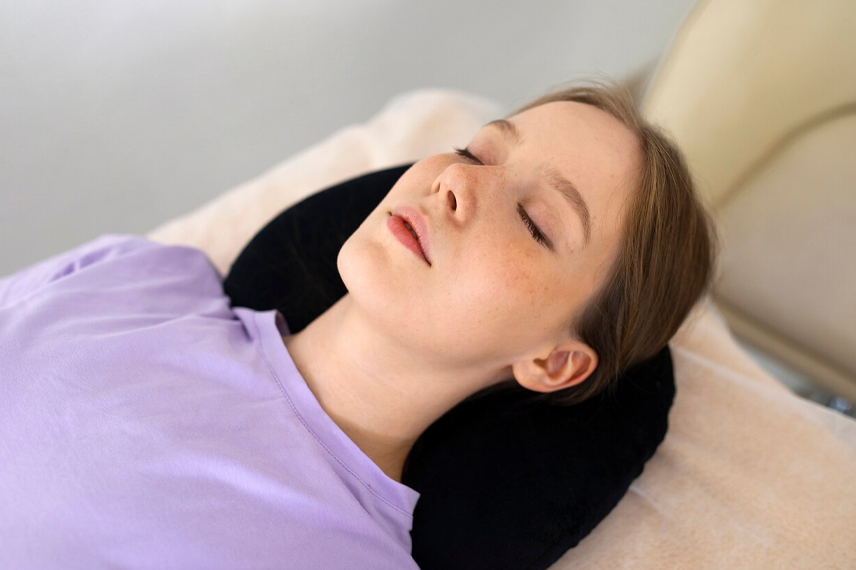 خوابیدن با بالشت طبی گردنی بعد از کاشت مو