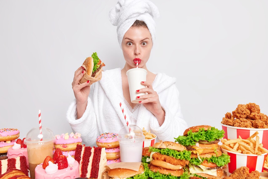 دلایل افزایش وزن بعد از اسلیو معده ادامه روند مصرف غذاهای پر کالری از دلایل افزایش وزن بعد از اسلیو معده است.