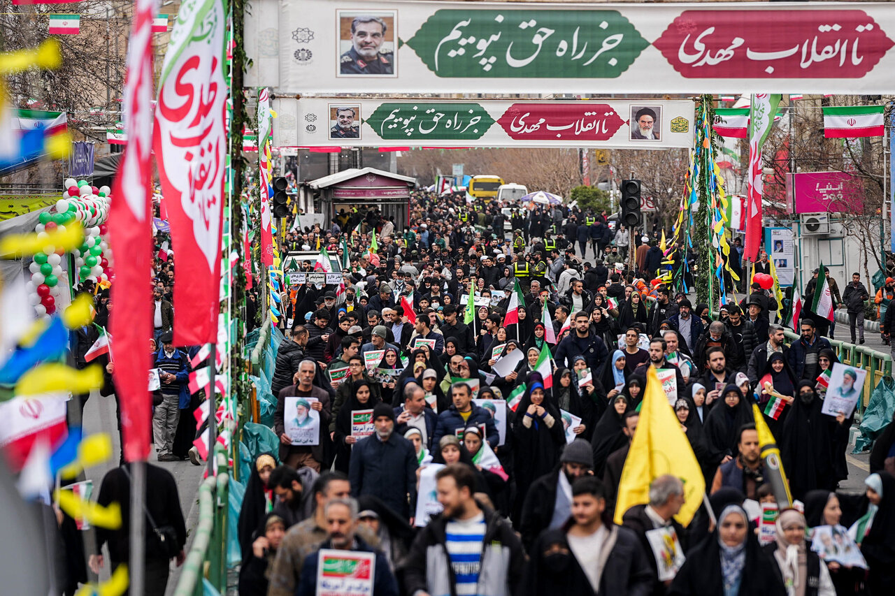 دیروز مردم زنده بودن انقلاب را به رخ جهانیان کشیدند