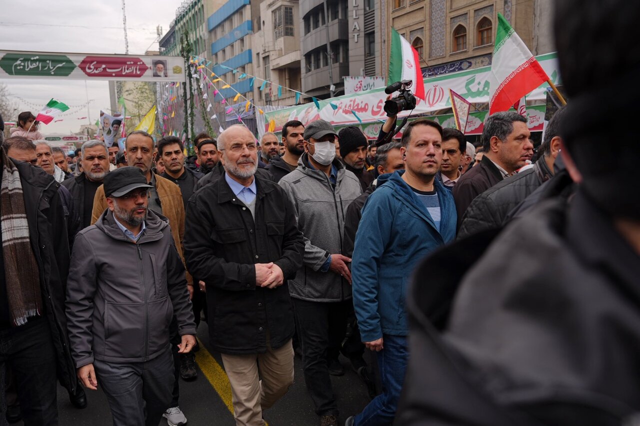 حضور رئیس مجلس در راهپیمایی باشکوه یوم‌الله ۲۲ بهمن